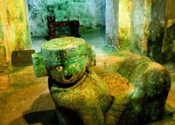 the valuable artifacts inside the maya tomb 120776
