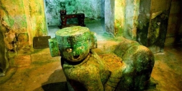 the valuable artifacts inside the maya tomb 120776