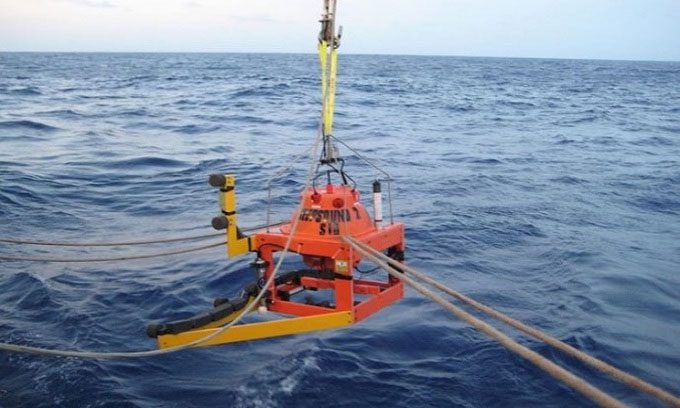 Deep Sound Mark II device submerged.