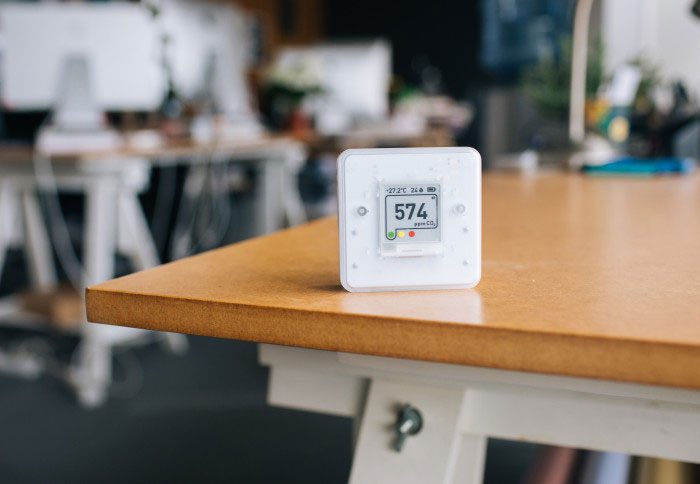 Device that warns of Covid-19 transmission risk by measuring CO2 concentration in the air.