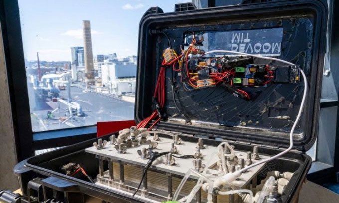 The seawater desalination device weighs less than 10 kg.