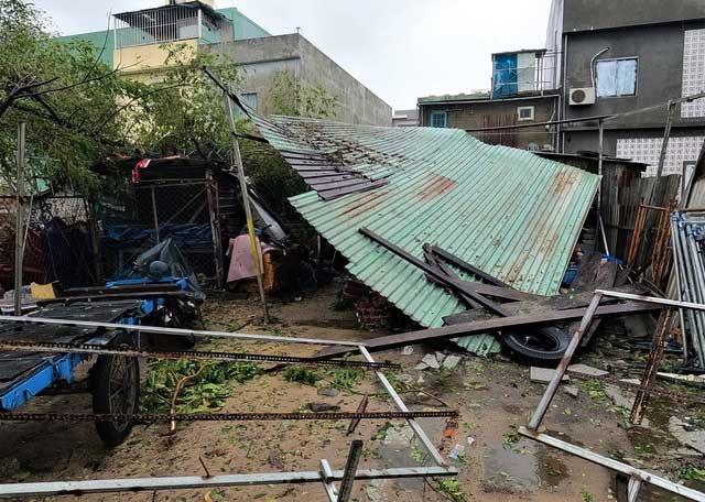 Typhoon Noru swept through Da Nang, causing numerous trees to fall and many signs to be blown away.