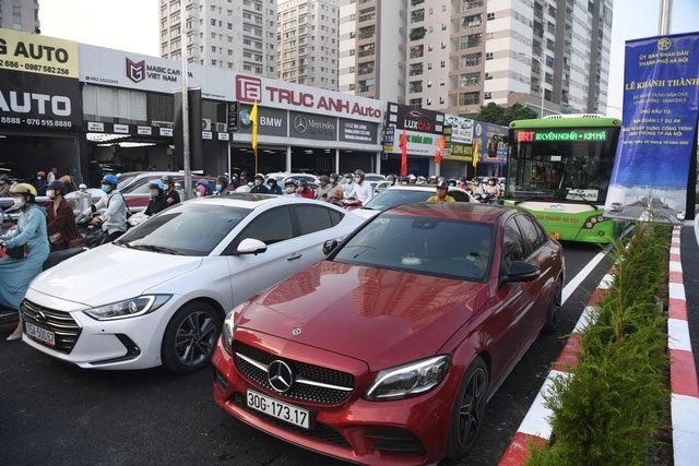 Shortly after opening, traffic flow was quite heavy