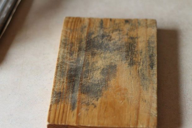 Moldy cutting boards are damp, dirty, and can easily form mold, producing aflatoxin.