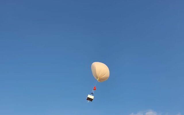 When the wind blows through the equipment, frozen CO2 is separated and captured.