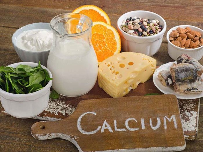 Individuals with calcium oxalate stones should aim for 800 mg of calcium in their daily diet.