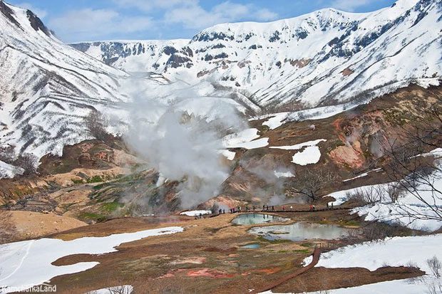 The temperature of the Geysernaya River drops to 16-18°C due to spring floods and melting snow.