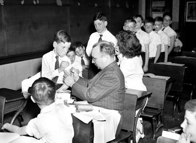 Nearly 900,000 students were vaccinated against smallpox at a school in New York State, USA.