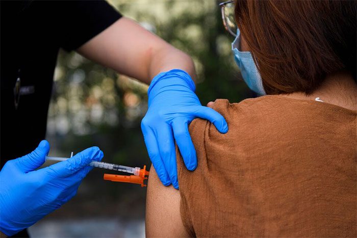 Vaccination against Covid-19 for residents in Los Angeles, California (USA).