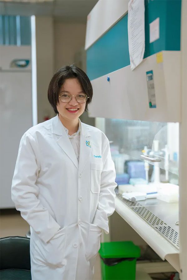 Dr. Bùi Thanh Duyên in the Genetica gene decoding lab.