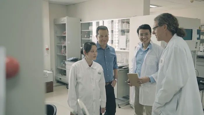Dr. Bùi Thanh Duyên in the Genetica gene decoding lab.