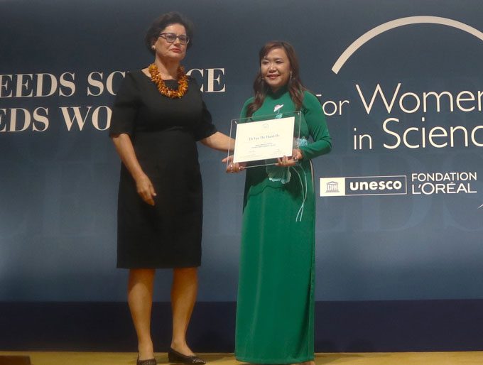Associate Professor Ho Thi Thanh Van (right) receiving the award in Paris on June 22.