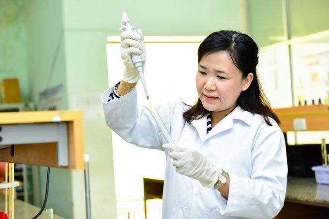 Associate Professor Dr. Ho Thi Thanh Van in the laboratory.