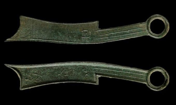 Bronze dagger-shaped coin