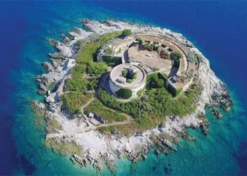 top 12 most beautiful and scary islands in the world 121637