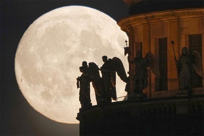 Moonlight illuminating the angel sculptures at St. Isaac's Cathedral in St. Petersburg (Russia)