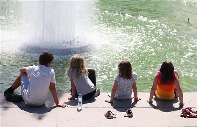 Children cooling off by the fountain at Trocadero