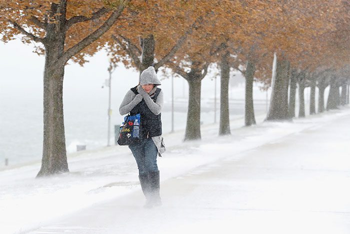 In cold temperatures, people can be more alert than in hot environments.