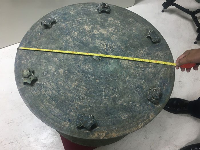 The surface of the drum is mostly intact, featuring 6 frog figures, including 3 mating frogs.