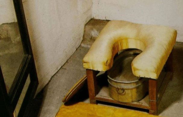 Cixi's high-quality sandalwood toilet container.