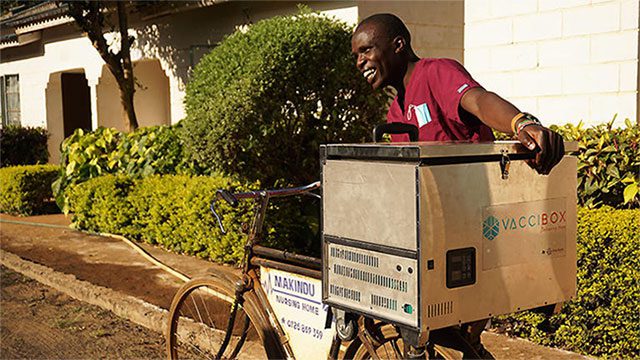 This solar-powered refrigerator is compact and can be transported by bicycle.