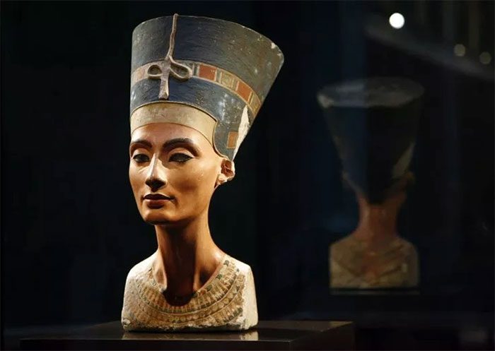 Bust of Queen Nefertiti.