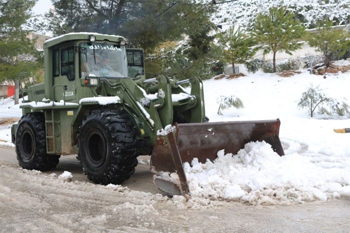 Some engineering units were mobilized to clear snow from the streets