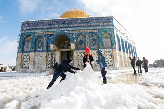 Snow covers the area in front of the Dome of the Rock on January 27, 2022.