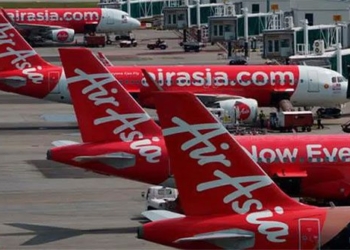 uninvited guest causes plane to change flight path 118844