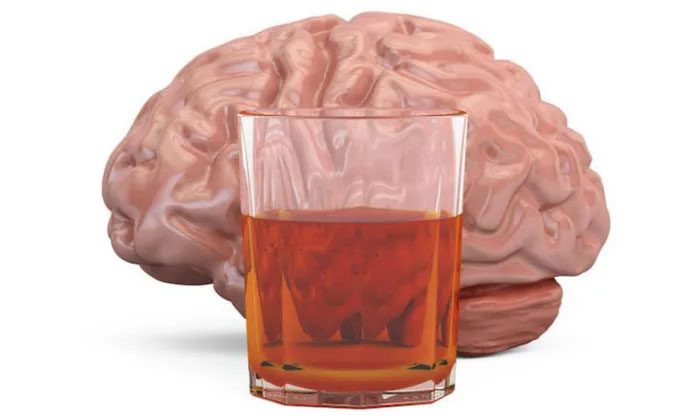 The relationship becomes stronger with increased alcohol consumption.