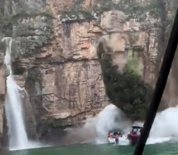 5-meter high cliff unexpectedly collapses, crushing 3 passenger boats on Furnas Lake.
