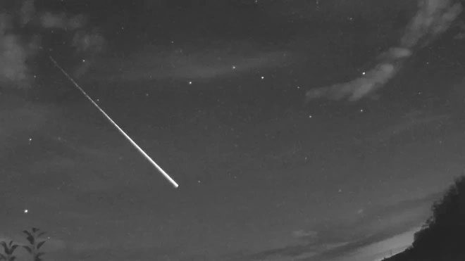 Strange light streak flying across the sky in England.