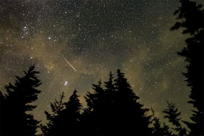 A meteor streak in the sky of West Virginia in August 2021.