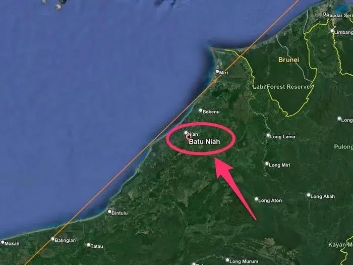 Batu Niah, a town in Sarawak, Malaysia also lies in this descent path.