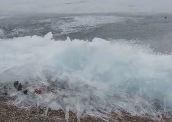 video continuous wave breaking into the river delta 76467