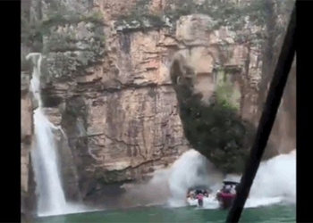 video moment wall not clear then 3 boats for passengers 118217