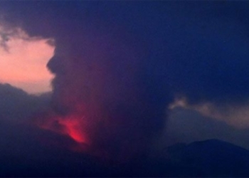 volcano eruption japan issues highest warning 121917