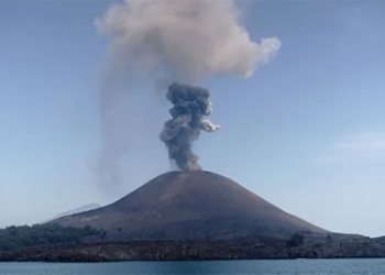volcano in indonesia erupts throwing ash column 1 500m 118851