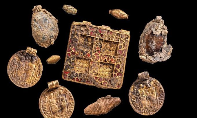 Decorative features on the necklace.