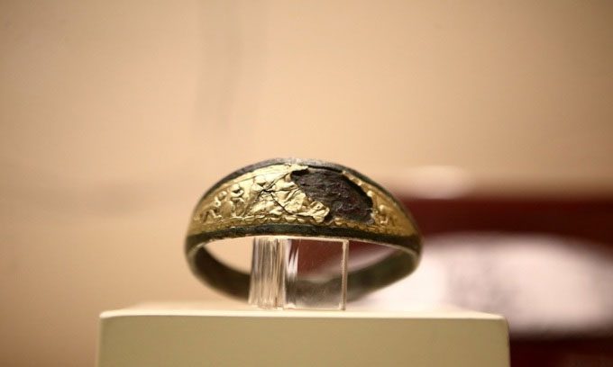 The bracelet on display at the Çorum Museum.