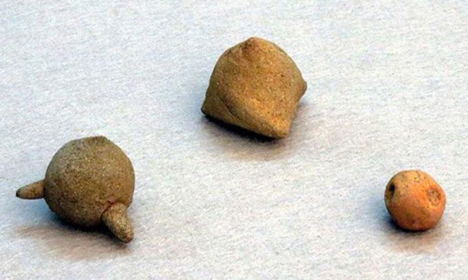 Clay balls found at the ruins of Hachioji Castle.