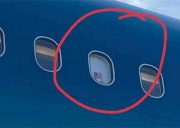 warning phone trend at airplane window to record clip 121667