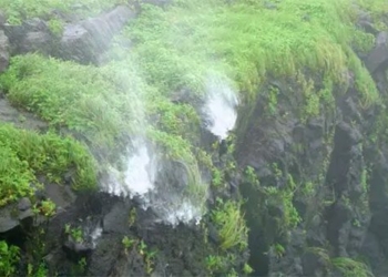 waterfall 600m high with stream flowing upwards in the rainy season delights tourists 120611