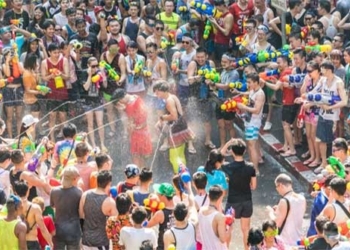 why thais pour water during songkran 119921
