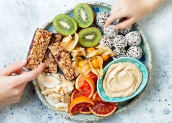 why we cannot stop eating snacks in the afternoon 123394