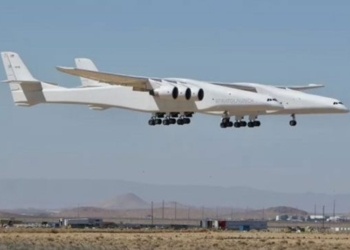 worlds largest airplane sets altitude record 121201