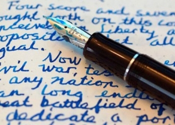 writing hand indicates signs of alzheimers disease 123620