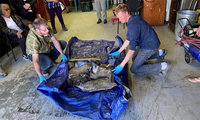 The remains were wrapped after a ceremony by the Tr'ondek Hwech'in community.