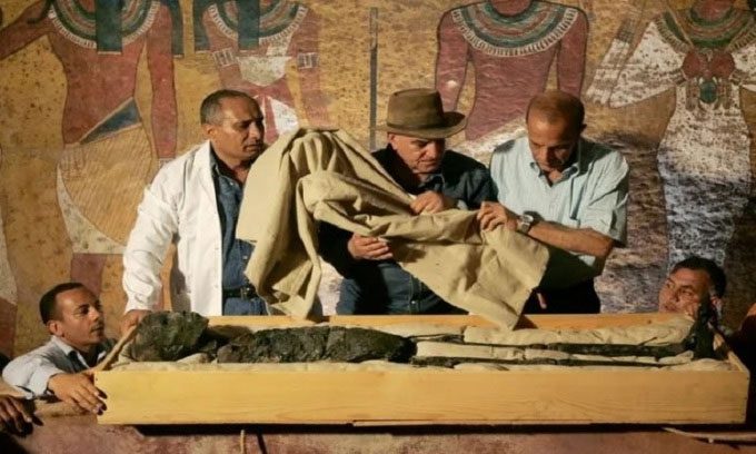 Zahi Hawass (center) transferring the mummy of King Tutankhamun from the sarcophagus.