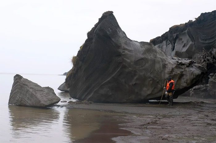 Scientists investigate subsidence and erosion at the coastline
